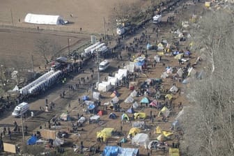 Das Luftbild aus einem Hubschrauber des türkischen Innenministeriums zeigt Migranten, die an der türkisch-griechischen Grenze bei Pazarkule für Lebensmittel anstehen.