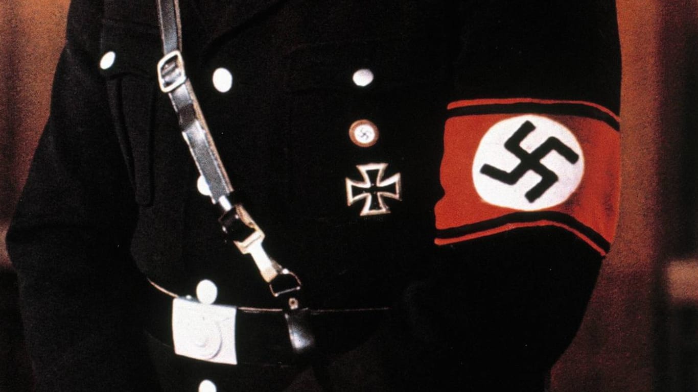 Offiziersuniform eines Nationalsozialisten im Dritten Reich: In Argentinien kam nun eine Liste mit Hitler-Unterstützern ans Licht.