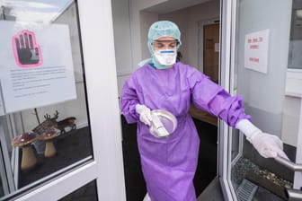 Hessen: Roxana Sauer, Ärztliche Leiterin des Medizinischen Versorgungszentrum (MVZ), geht mit Abstrichbesteck aus dem MVZ. Bei Verdacht einer Infektion mit dem Coronavirus können sich Patienten in der Stadt im eigenen Auto untersuchen lassen.