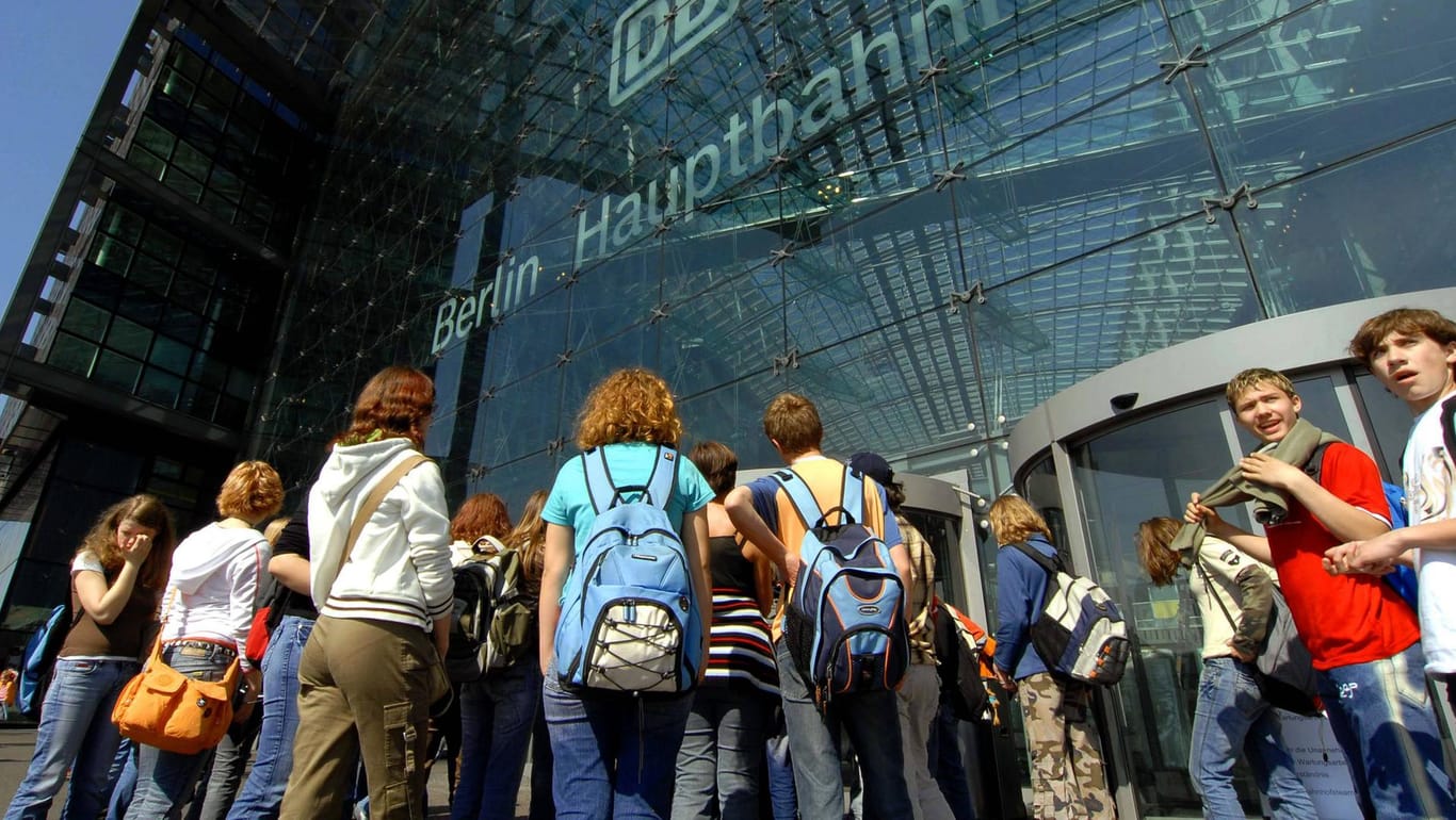 Junge Reisegruppe in Berlin: In Dortmund hat eine Schule mehrere Kursfahrten abgesagt.