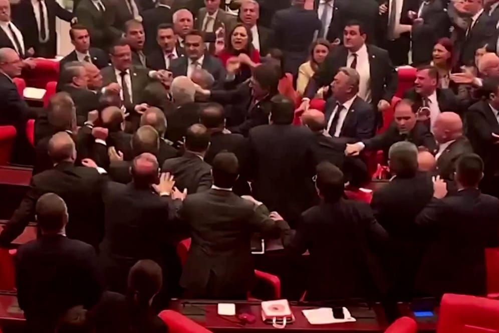 Nach Kritik an Präsident Erdogan flogen im türkischen Parlament plötzlich die Fäuste. Mittlerweile wird gegen zwei Abgeordnete ermittelt.