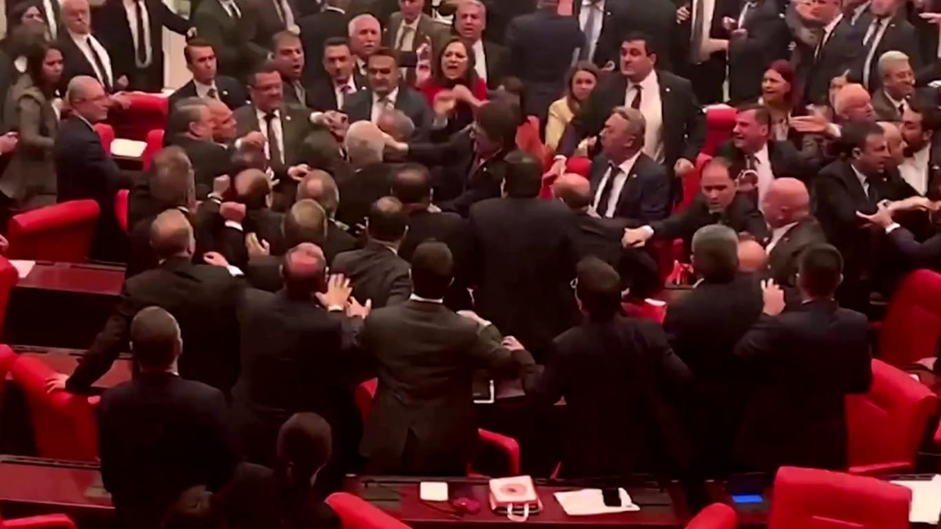 Nach Kritik an Präsident Erdogan flogen im türkischen Parlament plötzlich die Fäuste. Mittlerweile wird gegen zwei Abgeordnete ermittelt.