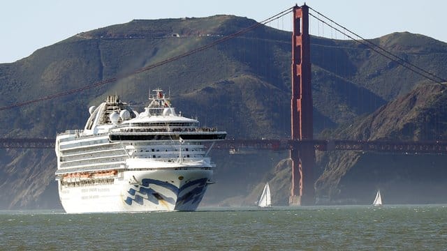 Das Kreuzfahrtschiff "Grand Princess" vor der Golden Gate Bridge kommt aus Hawaii in San Francisco an. Das Kreuzfahrtschiff "Grand Princess" vor der Golden Gate Bridge kommt aus Hawaii in San Francisco an.