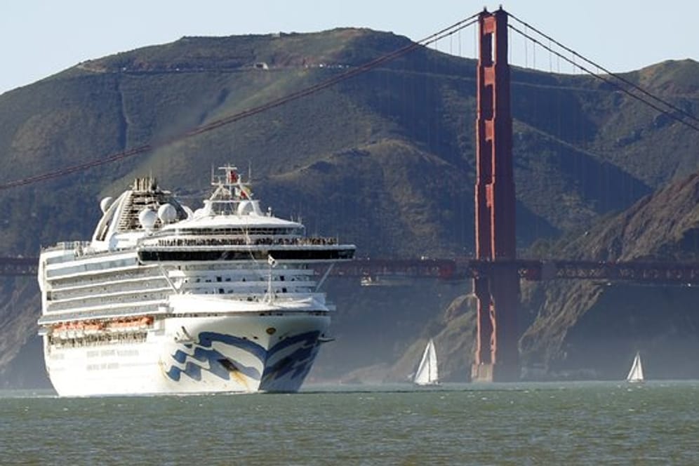 Das Kreuzfahrtschiff "Grand Princess" vor der Golden Gate Bridge kommt aus Hawaii in San Francisco an.