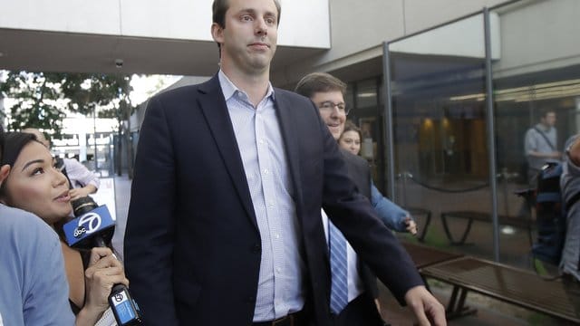 Der spektakuläre Silicon-Valley-Konflikt um den Wechsel des Roboterwagen-Experten Anthony Levandowski von Google zu Uber hat ein Nachspiel. Der spektakuläre Silicon-Valley-Konflikt um den Wechsel des Roboterwagen-Experten Anthony Levandowski von Google zu Uber hat ein Nachspiel.