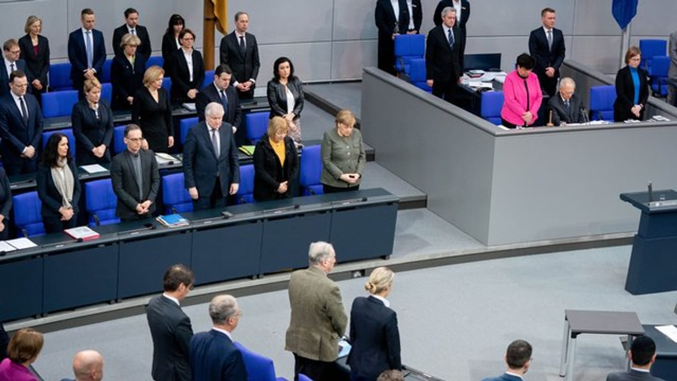 Die Bundesregierung, das Bundestagspräsidium und die Fraktionen gedenken im Bundestag der Opfer des Anschlags von Hanau.