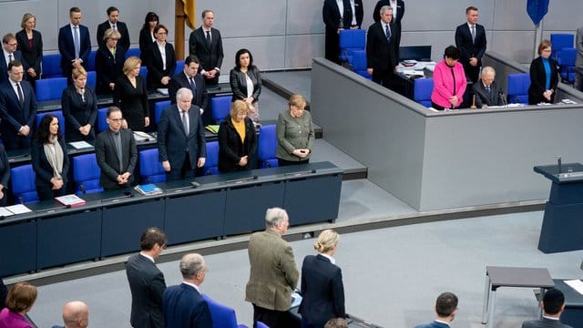Die Bundesregierung, das Bundestagspräsidium und die Fraktionen gedenken im Bundestag der Opfer des Anschlags von Hanau. Die Bundesregierung, das Bundestagspräsidium und die Fraktionen gedenken im Bundestag der Opfer des Anschlags von Hanau.