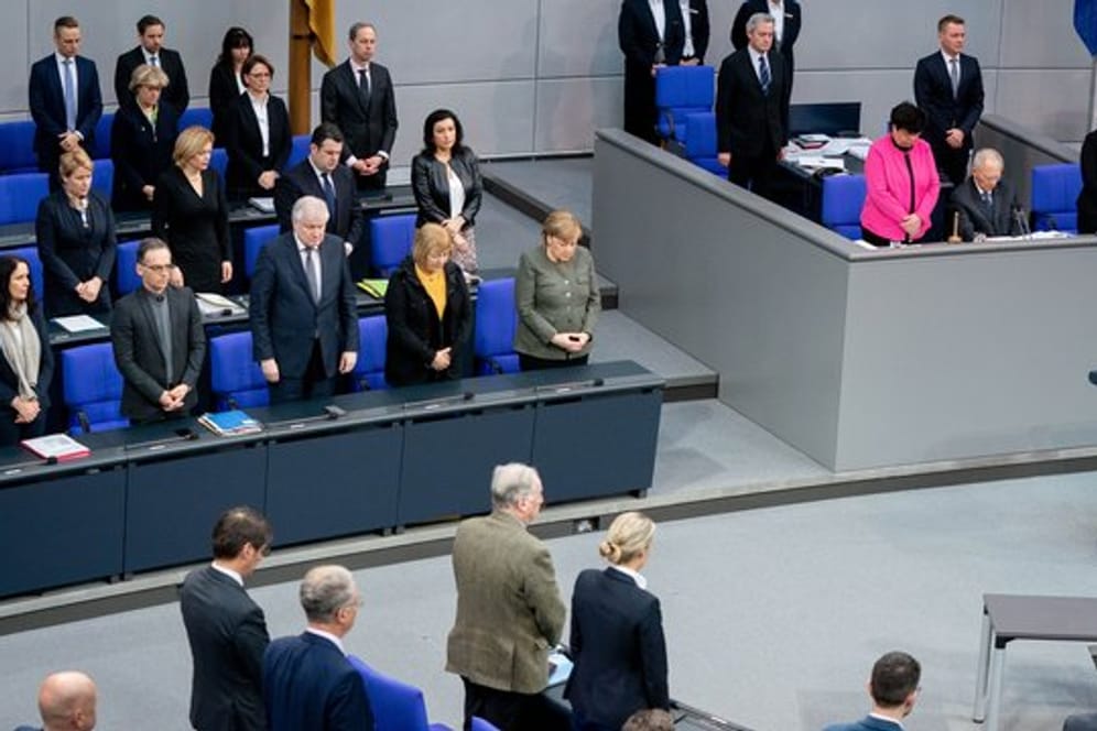 Die Bundesregierung, das Bundestagspräsidium und die Fraktionen gedenken im Bundestag der Opfer des Anschlags von Hanau.