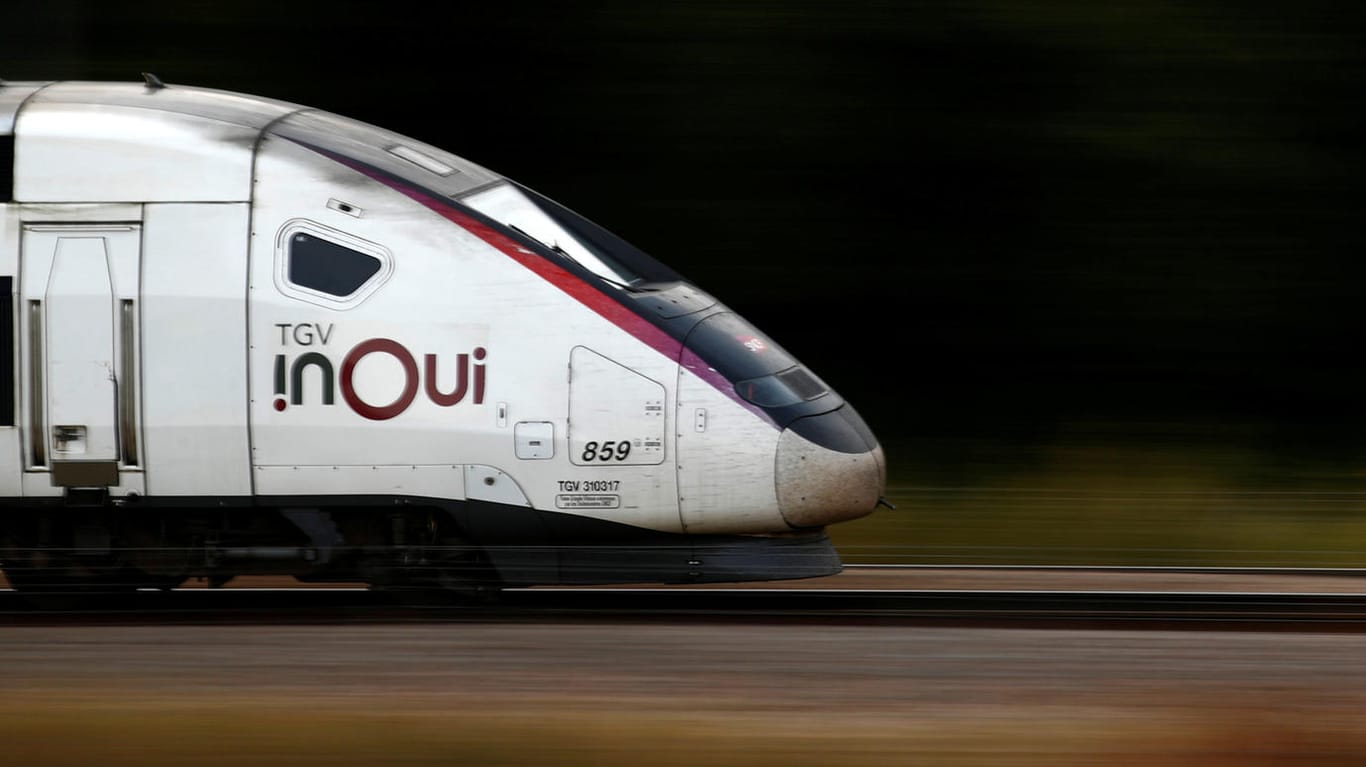 Ein TGV fährt mit hoher Geschwindigkeit auf freier Strecke: Im Allgemeinen ist der Zug ein sehr sicheres Verkehrsmittel.