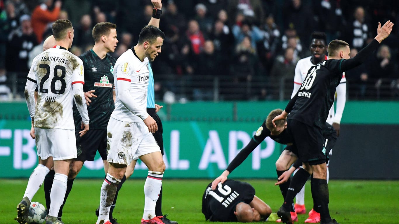 Eintrachts Filip Kostic sah die Rote Karte für sein Foul an Ömer Toprak (Werder Bremen): Der Bremer Abwehrspieler erlitt doch kein Wadenbeinbruch wie ursprünglich befürchtet.
