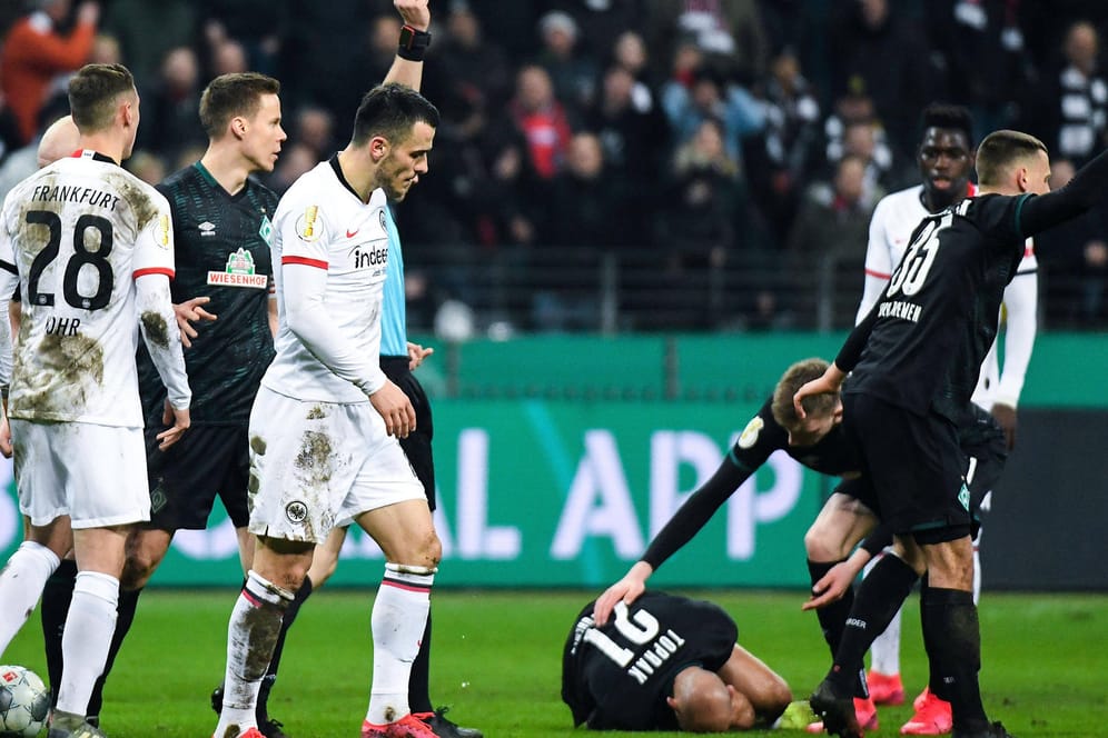 Eintrachts Filip Kostic sah die Rote Karte für sein Foul an Ömer Toprak (Werder Bremen): Der Bremer Abwehrspieler erlitt doch kein Wadenbeinbruch wie ursprünglich befürchtet.