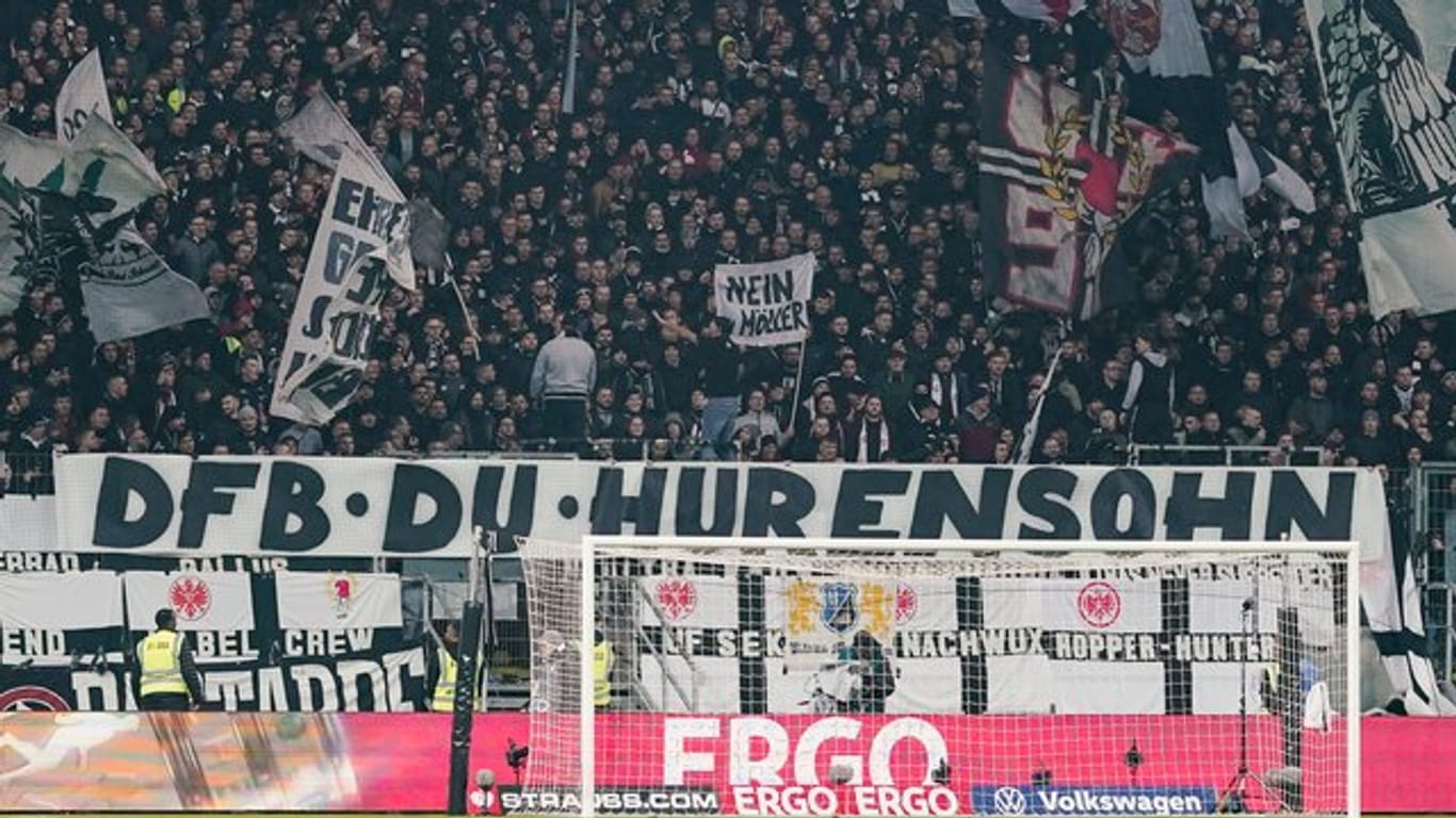 Auch beim DFB-Pokalspiel in Frankfurt zeigten die Fans ihren Protest.