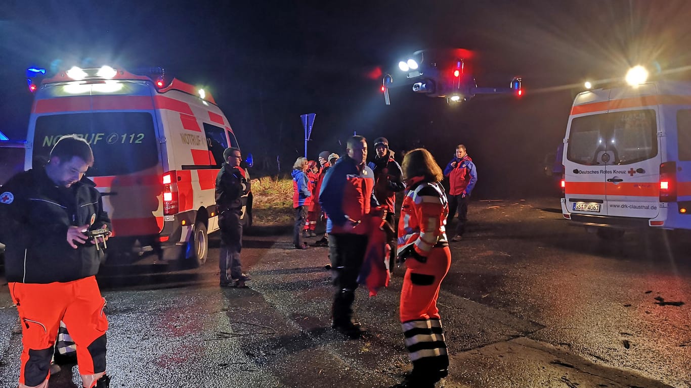 Polizisten und Rettungssanitäter starten die Drohne bei Clausthal-Zellerfeldt: Auch Spürhunde wurden zu Suche eingesetzt.