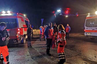 Polizisten und Rettungssanitäter starten die Drohne bei Clausthal-Zellerfeldt: Auch Spürhunde wurden zu Suche eingesetzt.