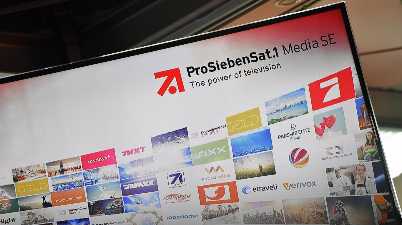 Monitor mit Logos der ProSieben-Gruppe: Langfristig will das Unternehmen unabhängiger vom TV-Geschäft werden – und beim Online-Dating-Geschäft durchstarten.