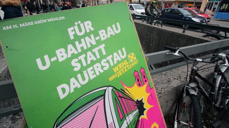 Wahlplakat der Partei Bündnis 90 die Grünen: David Grothe macht in einem Vorort von München Wahlkampf an der Haustür.