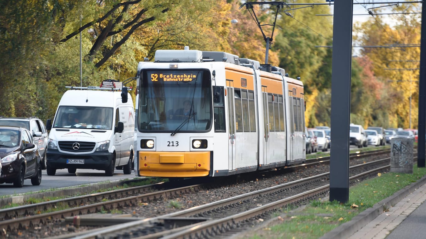 Eine Straßenbahn der Linie 52 in Mainz: Wegen eines Gleisbruchs in der Oberstadt kommt es zu Einschränkungen im Nahverkehr.