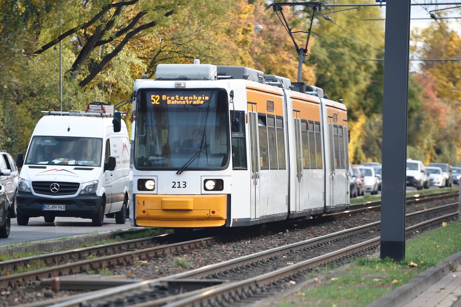 Eine Straßenbahn der Linie 52 in Mainz: Wegen eines Gleisbruchs in der Oberstadt kommt es zu Einschränkungen im Nahverkehr.