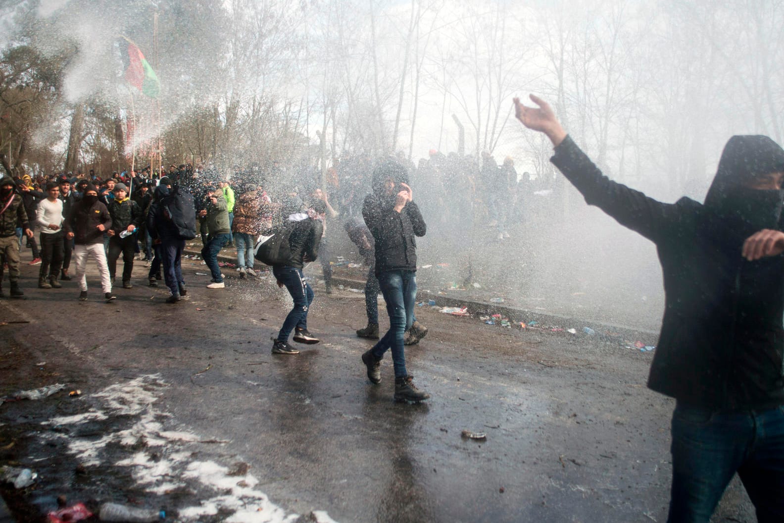 Migranten an der griechisch-türkischen Grenze: Die Situation ist angespannt, die Lebensbedingungen schlecht. Immer wieder kommt es zu Gewalt.