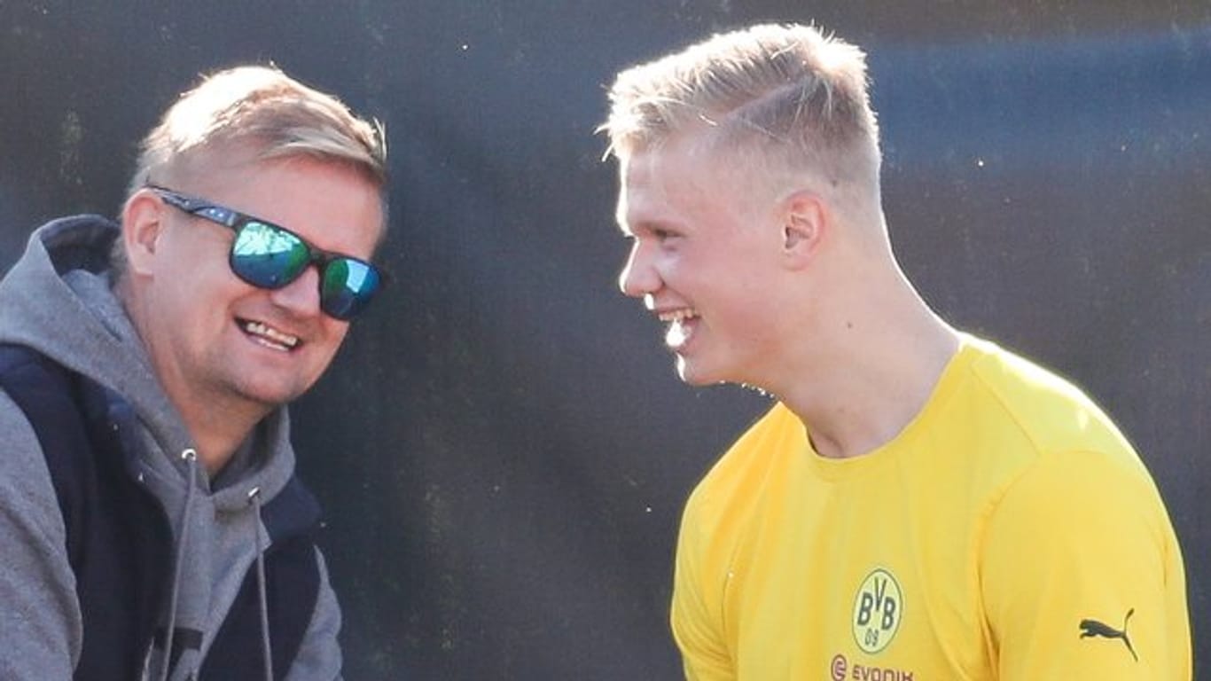Dortmunds Erling Haaland unterhält sich mit seinem Vater Alf-Inge.