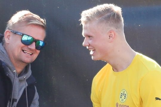 Dortmunds Erling Haaland unterhält sich mit seinem Vater Alf-Inge.