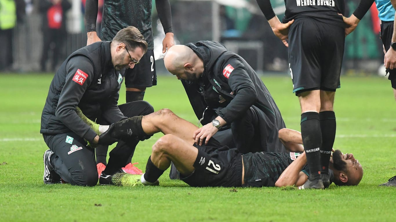 Werders Ömer Toprak wird behandelt: Zuerst lag die Vermutung nahe, er könne sich einen Wadenbeinbruch zugezogen haben.