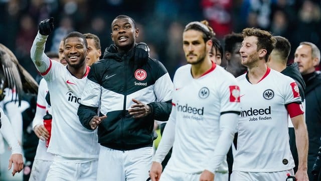 Frankfurts Spieler jubeln nach dem Spiel. Frankfurts Spieler jubeln nach dem Spiel.