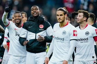Frankfurts Spieler jubeln nach dem Spiel.