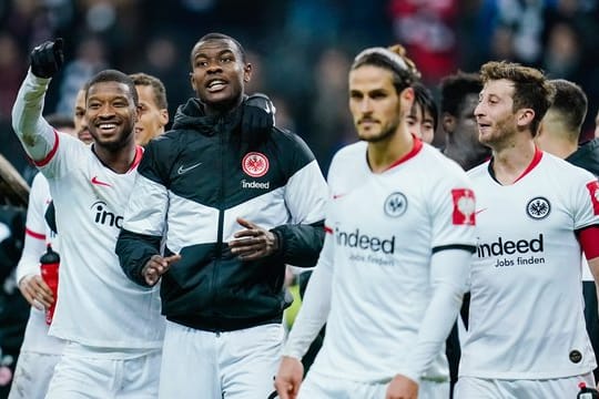 Frankfurts Spieler jubeln nach dem Spiel.