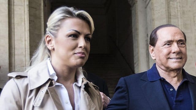 Silvio Berlusconi und seine damalige Freundin Francesca Pascale im Jahr 2016. Silvio Berlusconi und seine damalige Freundin Francesca Pascale im Jahr 2016.