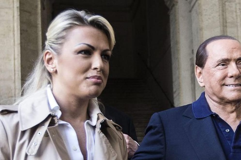 Silvio Berlusconi und seine damalige Freundin Francesca Pascale im Jahr 2016.