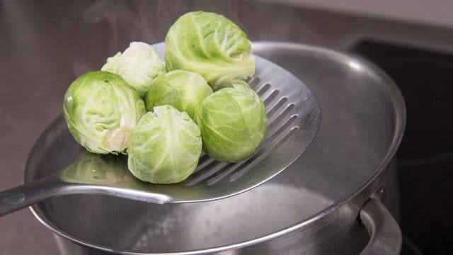 Wenn der Rosenkohl für 1 bis 2 Minuten blanchiert wird, behält er seine schöne grüne Farbe.