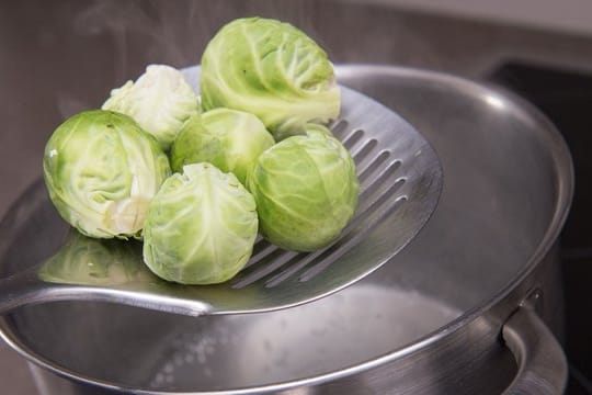 Wenn der Rosenkohl für 1 bis 2 Minuten blanchiert wird, behält er seine schöne grüne Farbe.