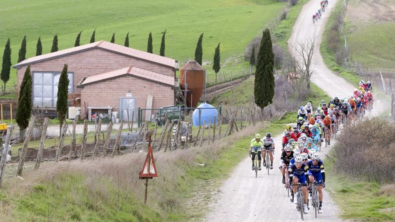 Die Strade Bianche ist ein Radrennen über staubige Schotterstraßen in der Toskana.