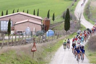 Die Strade Bianche ist ein Radrennen über staubige Schotterstraßen in der Toskana.