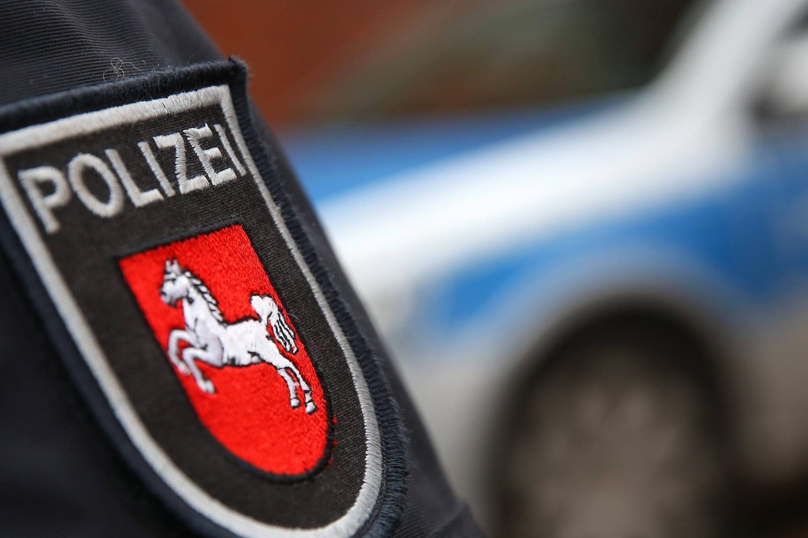 Wappen der Polizei Niedersachsen: In Wolfsburg hat sich aus Unachtsamkeit ein Unfall ereignet.