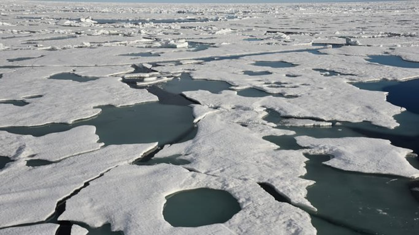 Eisschollen treiben auf dem Arktischen Ozean am Nordpol.
