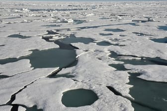 Eisschollen treiben auf dem Arktischen Ozean am Nordpol.