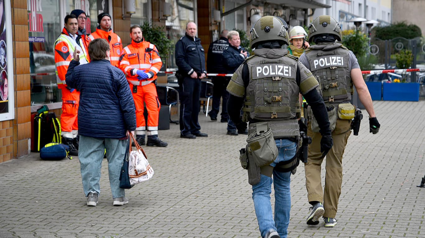 Rettungskräfte und Polizisten vor dem Mehrfamilienhaus in Mannheim: Die Beamten konnten keinen Kontakt zu dem Verdächtigen aufnehmen.