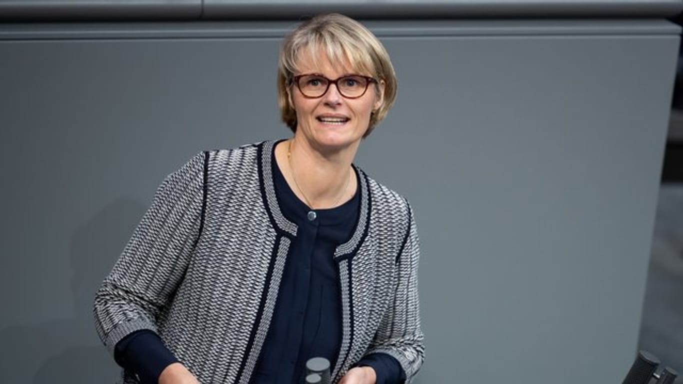 Bundesforschungsministerin Anja Karliczek (CDU) will ein Projekt zum Einsatz von Künstlicher Intelligenz bei der Behandlung von Tumoren fördern.