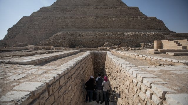 Menschen betreten die Djoser-Pyramide in Sakkara außerhalb von Kairo. Menschen betreten die Djoser-Pyramide in Sakkara außerhalb von Kairo.