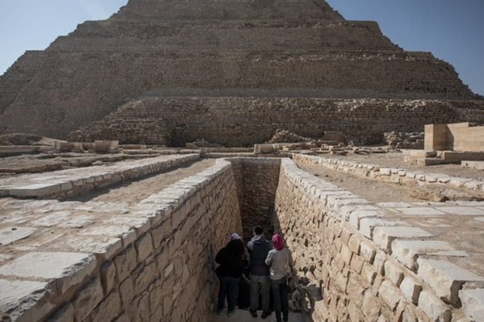 Menschen betreten die Djoser-Pyramide in Sakkara außerhalb von Kairo.
