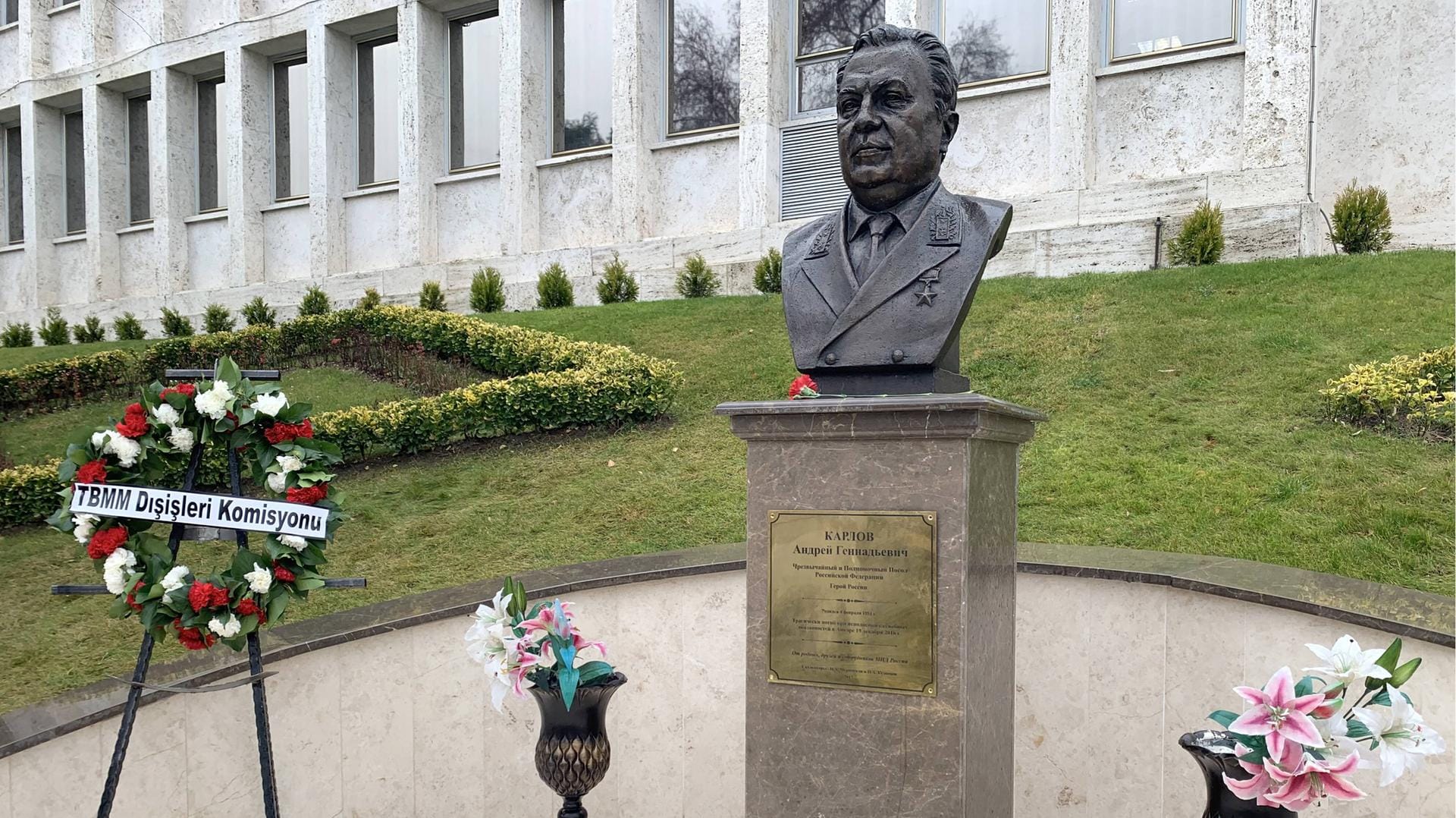 Eine Büste zum Gedenken an den getöteten Andrej Karlow an der russischen Botschaft in Ankara: Der Anschlag wurde mit Russlands Militäreinsatz in Syrien in Verbindung gebracht. Eine Büste zum Gedenken an den getöteten Andrej Karlow an der russischen Botschaft in Ankara: Der Anschlag wurde mit Russlands Militäreinsatz in Syrien in Verbindung gebracht.