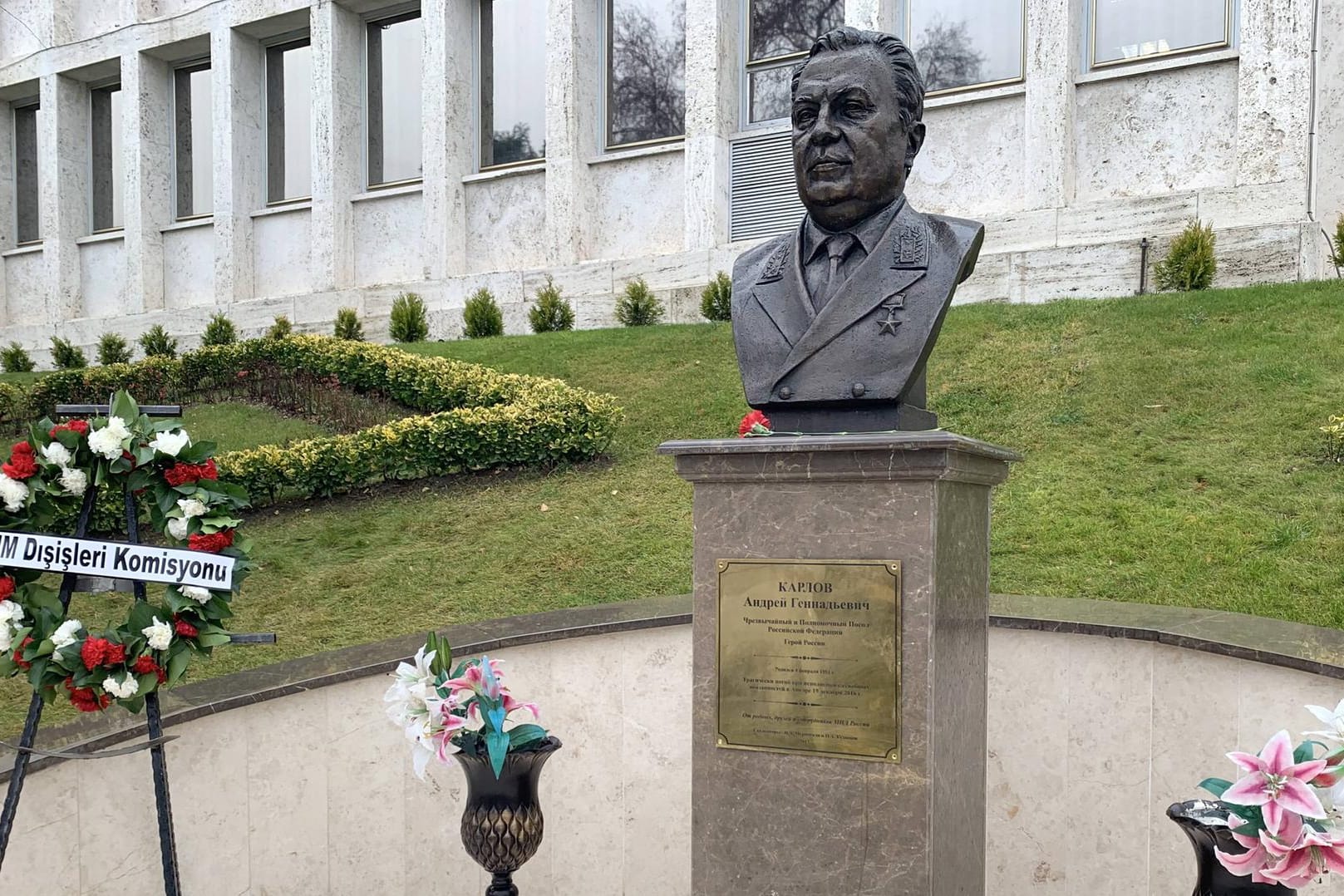 Eine Büste zum Gedenken an den getöteten Andrej Karlow an der russischen Botschaft in Ankara: Der Anschlag wurde mit Russlands Militäreinsatz in Syrien in Verbindung gebracht.