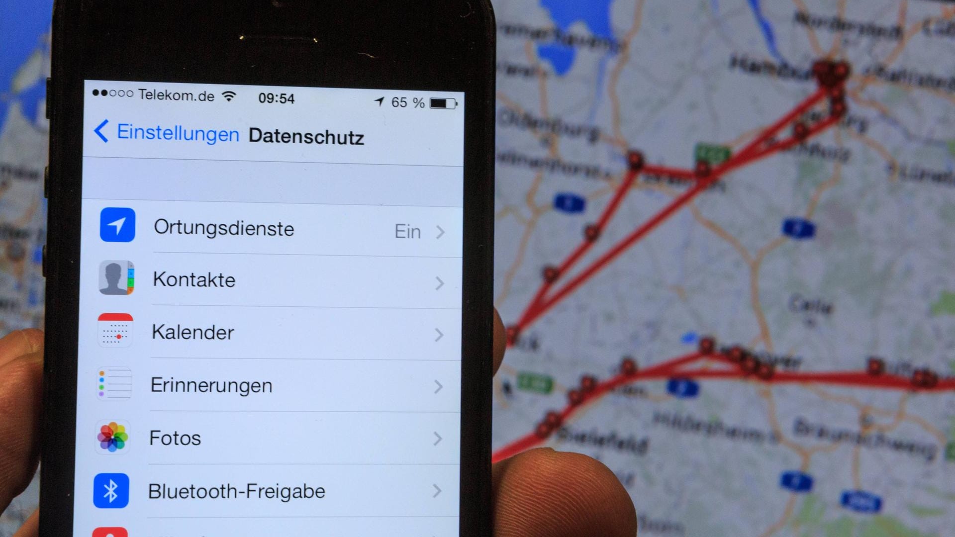 Ein iPhone zeigt die Ortungsdienste-Einstellungen: Das RKI will mit den Daten Corona-Infizierte tracken