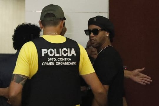 Wurde mit einem falschen Pass erwischt: Ex-Weltmeister Ronaldinho (r).