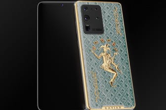 Ein veredeltes Samsung S20: Um die 35.000 Euro kostet dieses Smartphone. Zu den Verzierungen mit Gold sind hier noch drei Rubine und drei Saphire eingebaut.