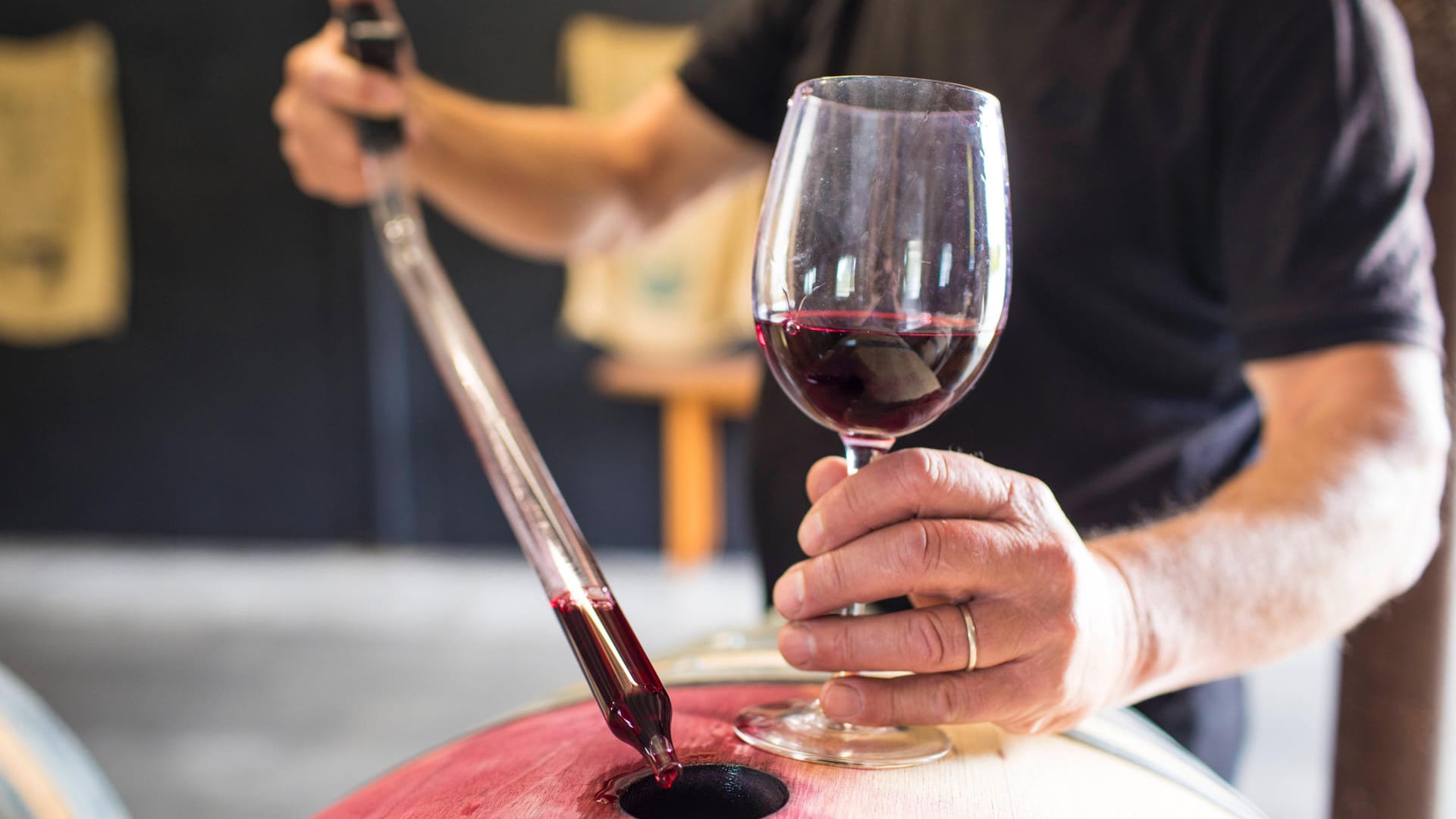 Ein Sommelier entnimmt mit einer Pipette Rotwein aus einem Fass (Symbolbild): Der technische Defekt wurde schnell wieder behoben.