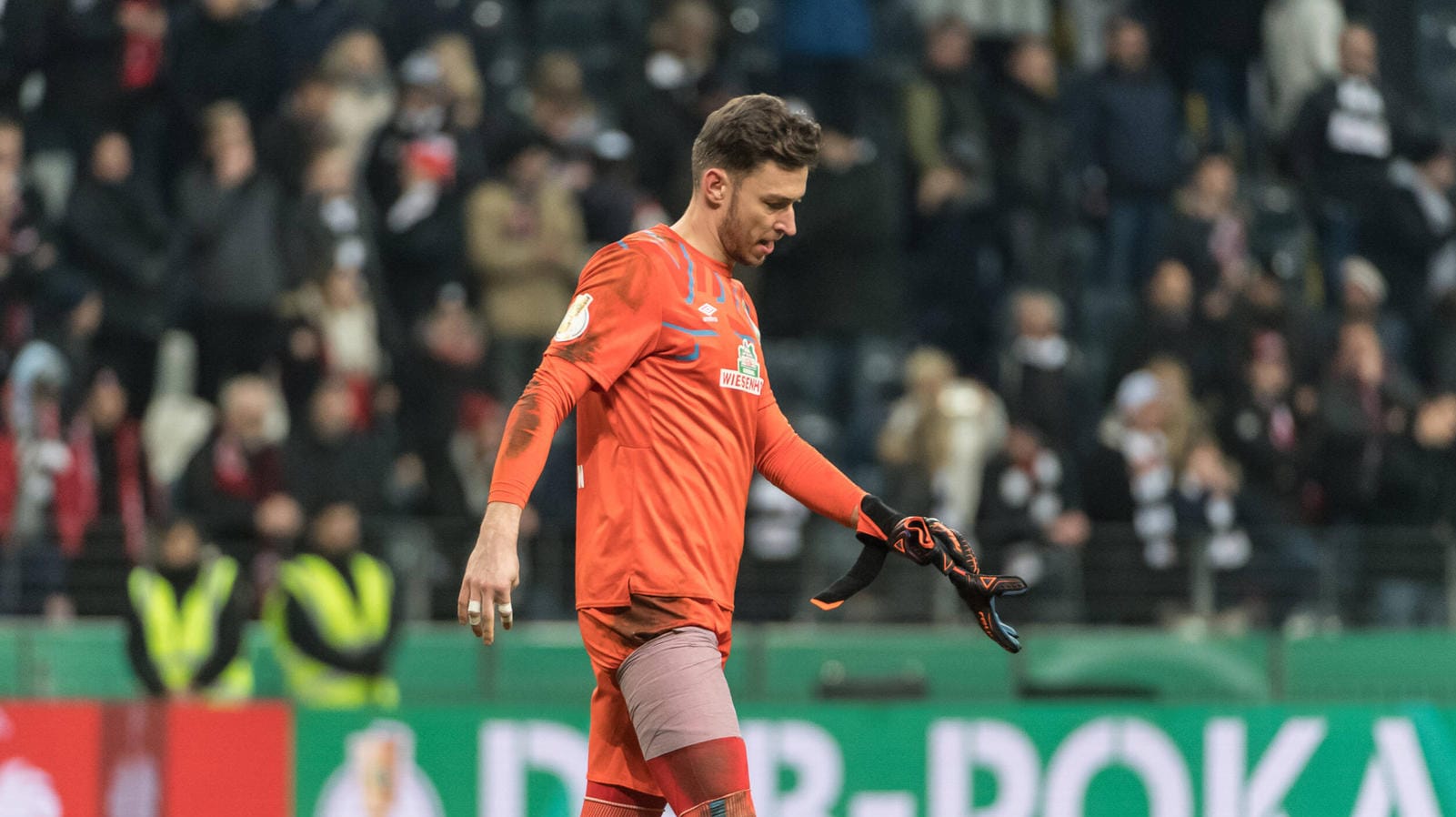Verletzte sich beim Pokalspiel in Frankfurt: Werders Keeper Jiri Pavlenka. Verletzte sich beim Pokalspiel in Frankfurt: Werders Keeper Jiri Pavlenka.