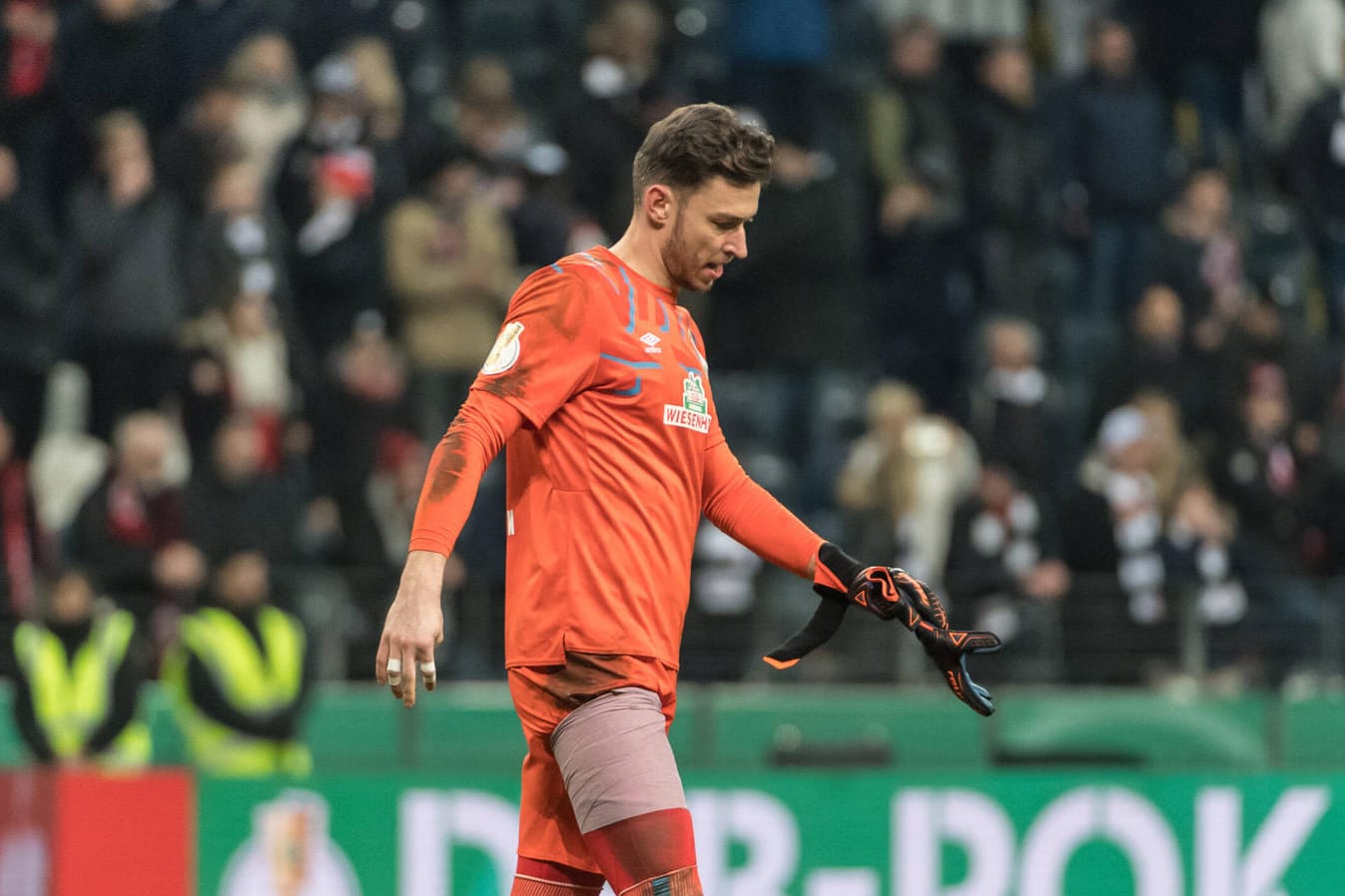 Verletzte sich beim Pokalspiel in Frankfurt: Werders Keeper Jiri Pavlenka.